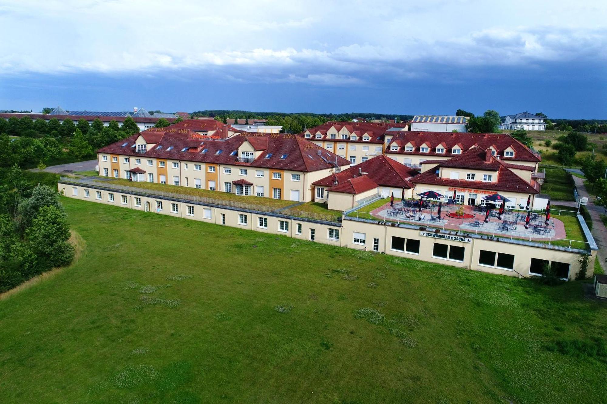 Hotel Reuterhof Reuterstadt Stavenhagen ภายนอก รูปภาพ