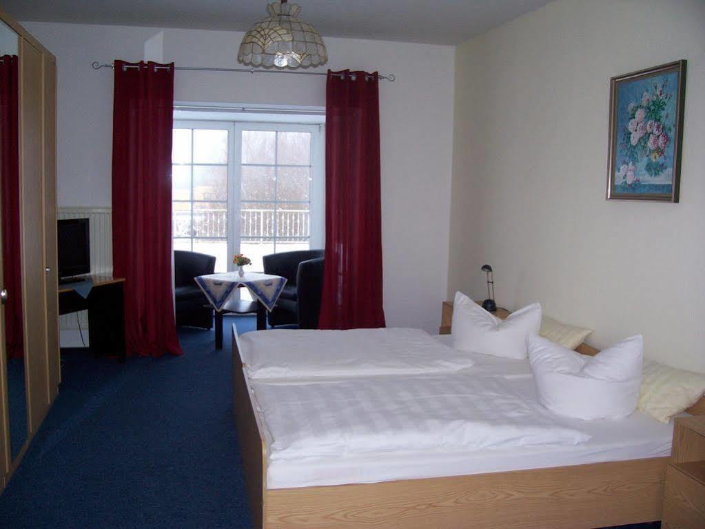 Hotel Reuterhof Reuterstadt Stavenhagen ภายนอก รูปภาพ