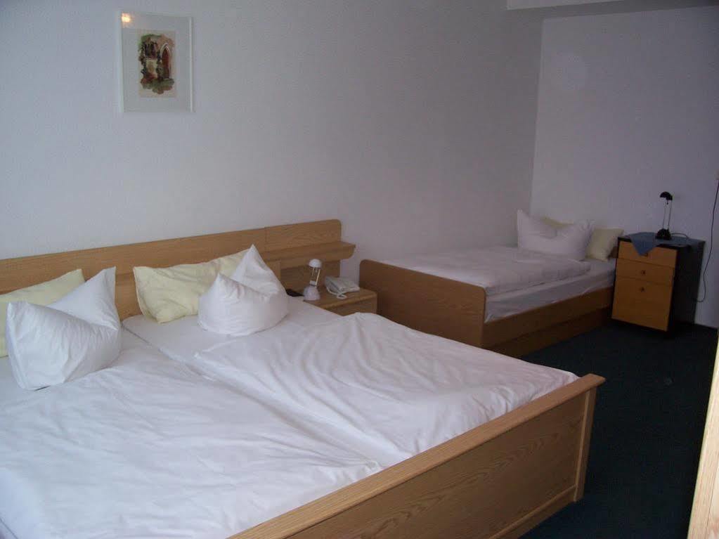 Hotel Reuterhof Reuterstadt Stavenhagen ภายนอก รูปภาพ