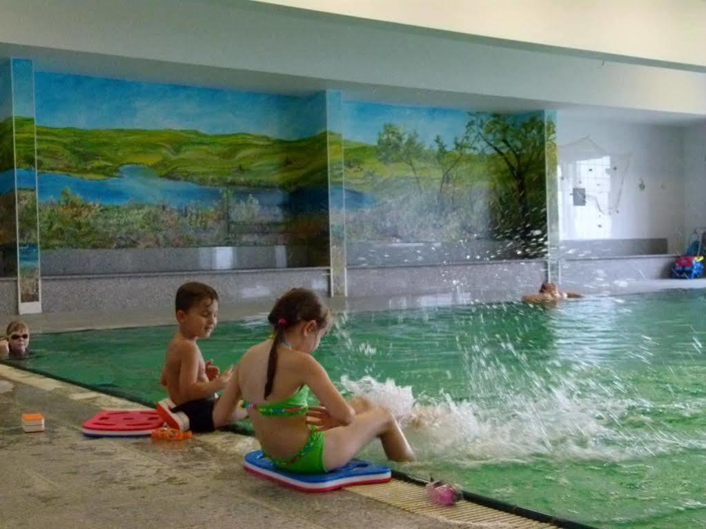 Hotel Reuterhof Reuterstadt Stavenhagen ภายนอก รูปภาพ